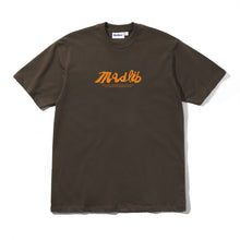 Cargar imagen en el visor de la galería, BUTTER GOODS X MADLIB - "ALIAS" T-SHIRT (BROWN)
