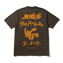 Cargar imagen en el visor de la galería, BUTTER GOODS X MADLIB - "ALIAS" T-SHIRT (BROWN)
