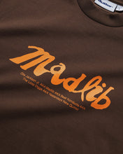 Cargar imagen en el visor de la galería, BUTTER GOODS X MADLIB - "ALIAS" T-SHIRT (BROWN)
