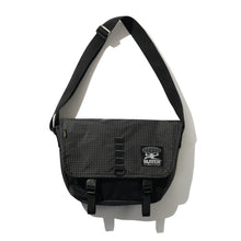 Afbeelding in Gallery-weergave laden, BUTTER GOODS - &quot;COMMUTE&quot; CORDURA MESSENGER BAG (BLACK)
