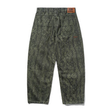 Cargar imagen en el visor de la galería, BUTTER GOODS - "GARAGE" DENIM JEANS (LOWLAND CAMO)
