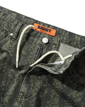 Cargar imagen en el visor de la galería, BUTTER GOODS - "GARAGE" DENIM JEANS (LOWLAND CAMO)
