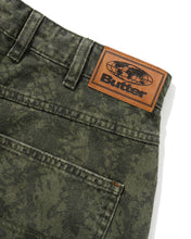 Cargar imagen en el visor de la galería, BUTTER GOODS - "GARAGE" DENIM JEANS (LOWLAND CAMO)
