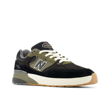Charger l&#39;image dans la galerie, NEW BALANCE NUMBERIC - &quot;933&quot; ANDREW REYNOLDS&#39; PRO SHOES (BLACK/DARK OLIVINE)
