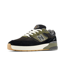 Charger l&#39;image dans la galerie, NEW BALANCE NUMBERIC - &quot;933&quot; ANDREW REYNOLDS&#39; PRO SHOES (BLACK/DARK OLIVINE)
