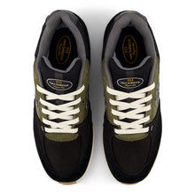Charger l&#39;image dans la galerie, NEW BALANCE NUMBERIC - &quot;933&quot; ANDREW REYNOLDS&#39; PRO SHOES (BLACK/DARK OLIVINE)
