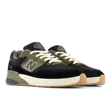 Charger l&#39;image dans la galerie, NEW BALANCE NUMBERIC - &quot;933&quot; ANDREW REYNOLDS&#39; PRO SHOES (BLACK/DARK OLIVINE)
