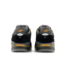 Charger l&#39;image dans la galerie, NEW BALANCE NUMBERIC - &quot;933&quot; ANDREW REYNOLDS&#39; PRO SHOES (BLACK/DARK OLIVINE)
