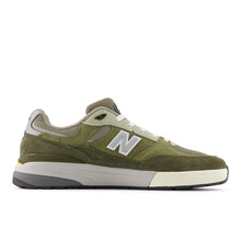 Cargar imagen en el visor de la galería, NEW BALANCE NUMBERIC - &quot;933&quot; ANDREW REYNOLDS&#39; PRO SHOES (GREEN/OLIVINE)
