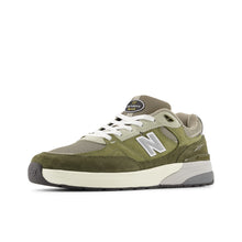 Cargar imagen en el visor de la galería, NEW BALANCE NUMBERIC - &quot;933&quot; ANDREW REYNOLDS&#39; PRO SHOES (GREEN/OLIVINE)
