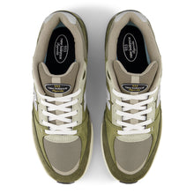 Cargar imagen en el visor de la galería, NEW BALANCE NUMBERIC - &quot;933&quot; ANDREW REYNOLDS&#39; PRO SHOES (GREEN/OLIVINE)

