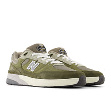 Cargar imagen en el visor de la galería, NEW BALANCE NUMBERIC - &quot;933&quot; ANDREW REYNOLDS&#39; PRO SHOES (GREEN/OLIVINE)

