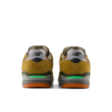 Lade das Bild in den Galerie-Viewer, NEW BALANCE NUMBERIC - &quot;933&quot; ANDREW REYNOLDS&#39; PRO SHOES (CAMEL/DARK BROWN)
