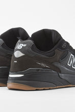 Afbeelding in Gallery-weergave laden, NEW BALANCE NUMERIC - &quot;933&quot; ANDREW REYNOLDS&#39; PRO SHOES (BLACK)
