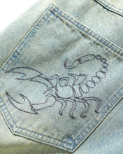 Cargar imagen en el visor de la galería, BUTTER GOODS - "SCORPION STITCH" DENIM JEANS (TINTED LIGHT BLUE)

