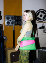 Charger l&#39;image dans la galerie, SUSAN BIJL - &quot;THE NEW POUCH&quot; LARGE (GREENSCREEN/FLUO PINK)
