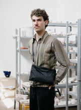 Lade das Bild in den Galerie-Viewer, SUSAN BIJL - &quot;THE NEW POUCH&quot; MEDIUM (BLACK/BLACK)
