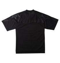 Afbeelding in Gallery-weergave laden, DC SHOES - &quot;BLACKOUT&quot; FOOTBALL SHIRT (BLACK)
