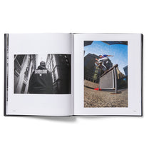 Carica l&#39;immagine nel visualizzatore di Gallery, DC SHOES - &quot;KALIS 25 BLABAC&quot; 25 YEAR ANNIVERSARY BOOK
