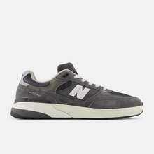 Carica l&#39;immagine nel visualizzatore di Gallery, NEW BALANCE NUMERIC - &quot;933&quot; ANDREW REYNOLDS&#39; PRO SHOES (GREY/WHITE)
