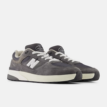 Carica l&#39;immagine nel visualizzatore di Gallery, NEW BALANCE NUMERIC - &quot;933&quot; ANDREW REYNOLDS&#39; PRO SHOES (GREY/WHITE)

