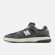 Carica l&#39;immagine nel visualizzatore di Gallery, NEW BALANCE NUMERIC - &quot;933&quot; ANDREW REYNOLDS&#39; PRO SHOES (GREY/WHITE)
