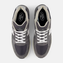 Carica l&#39;immagine nel visualizzatore di Gallery, NEW BALANCE NUMERIC - &quot;933&quot; ANDREW REYNOLDS&#39; PRO SHOES (GREY/WHITE)
