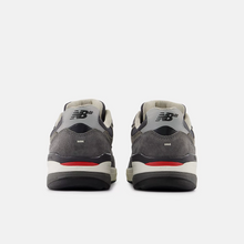 Carica l&#39;immagine nel visualizzatore di Gallery, NEW BALANCE NUMERIC - &quot;933&quot; ANDREW REYNOLDS&#39; PRO SHOES (GREY/WHITE)
