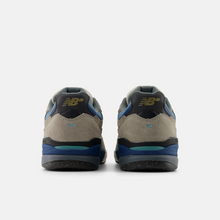 Afbeelding in Gallery-weergave laden, NEW BALANCE NUMBERIC - "933" ANDREW REYNOLDS' PRO SHOES (MUSHROOM/STILL WATER)
